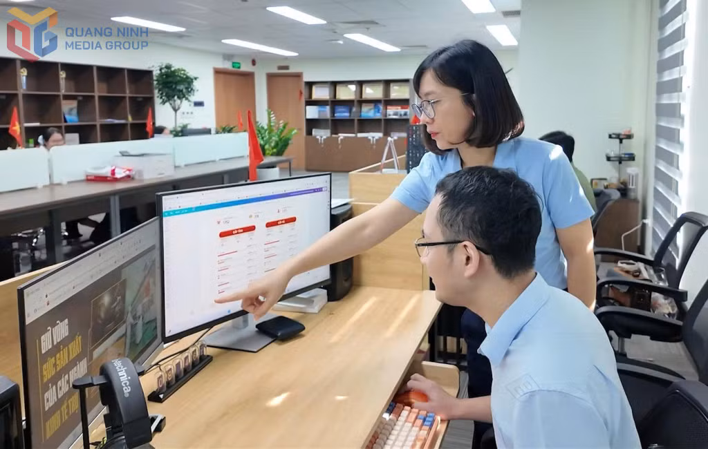Cán bộ, phóng viên Phòng thực hiện tác phẩm báo chí đa phương tiện.
