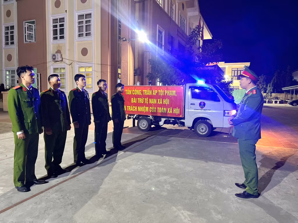 Công an phường Hà An ra quân phòng chống tội phạm.