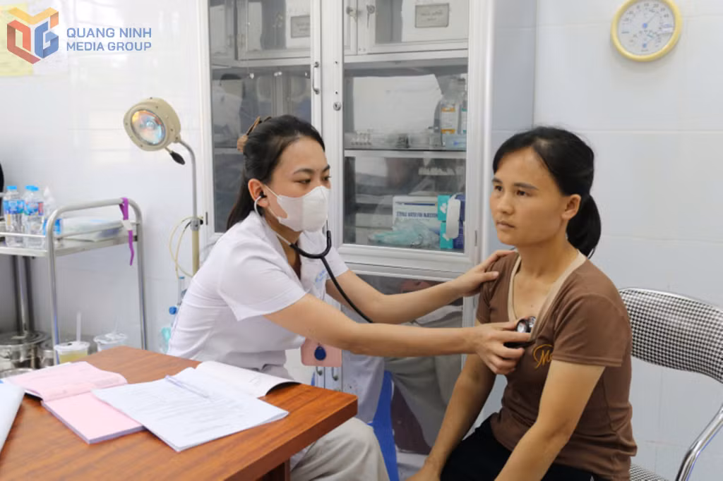 Bác sĩ Bệnh viện Bãi Cháy khám bệnh lưu động cho người dân tại Trạm Y tế xã Tiên Yên.