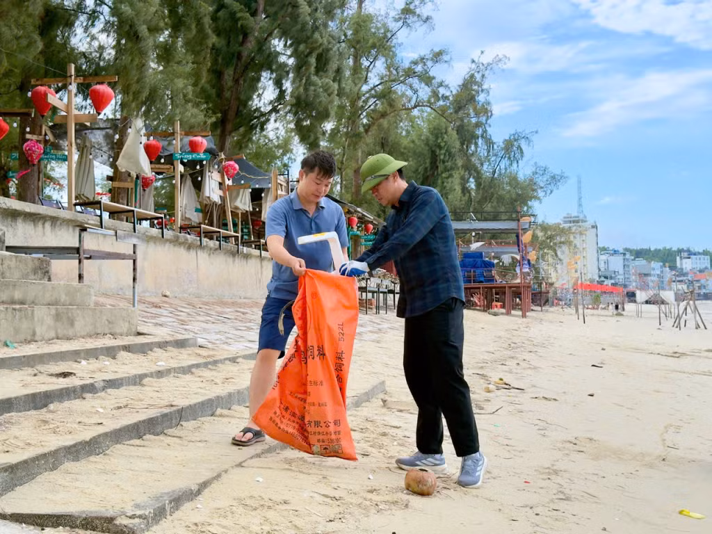 Người dân đặc khu Cô Tô tích cực tham gia thu gom rác thải, làm sạch môi trường tại khu vực bãi biển, chung tay bảo vệ hệ sinh thái biển đảo.