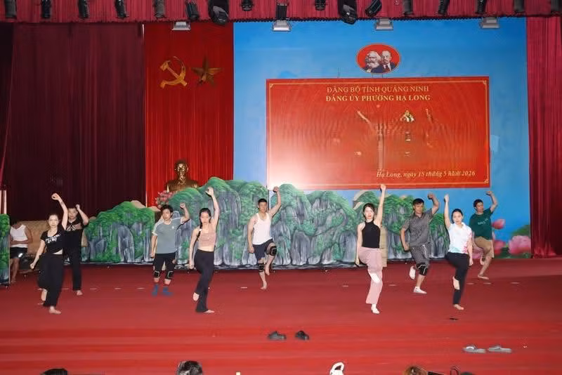 Đội tuyển Công an Quảng Ninh tích cực tập luyện các tiết mục tham gia Liên hoan.