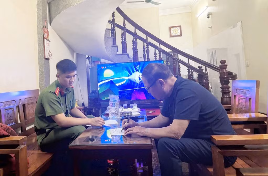 Công an phường Cẩm Phả tiến hành thu thập thông tin thân nhân liệt sĩ lấy mẫu ADN.