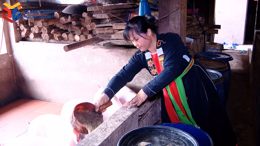 Chị Dương Thị Nhâm (thôn Đồng Loóng, xã Kỳ Thượng) chăm sóc đàn lợn của gia đình.