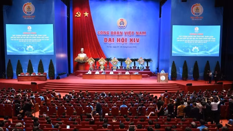 Thủ tướng Chính phủ lắng nghe, trao đổi và bàn những giải pháp thiết thực nhằm nâng cao năng suất lao động, cải thiện đời sống người lao động. (Ảnh: TRẦN HẢI)