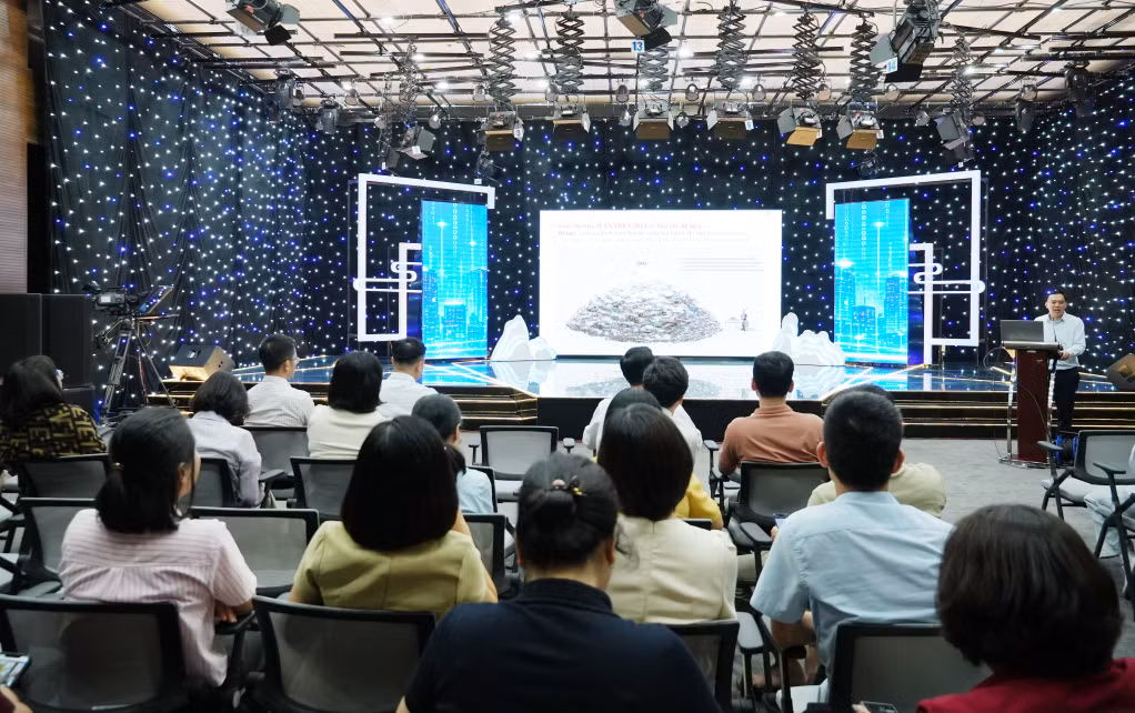 Nhà báo Ngô Việt Anh, Giám đốc Trung tâm phát triển truyền thông báo Nhân dân chia sẻ tại tọa đàm.