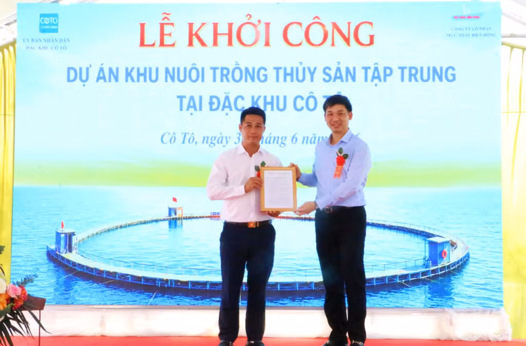 Đồng chí Nguyễn Văn Công, Phó Chủ tịch UBND tỉnh trao Quyết định chấp thuận đầu tư cho Công ty CP mực nhảy Biển Đông. 