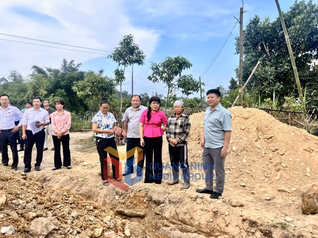 Đoàn khảo sát trò chuyện với hộ đồng bào dân tộc thiểu số vừa được cấp giấy chứng nhận quyền sử dụng đất tại thôn Nà Pá, xã Quảng Tân (6-2026). Ảnh: Trúc Linh