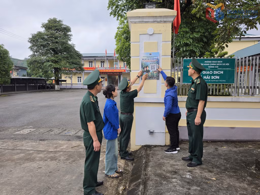 Đồn BP Pò Hèn phối hợp với MTTQ xã Hải Sơn dán hòm thư tố giác tội phạm thông qua mã QR.