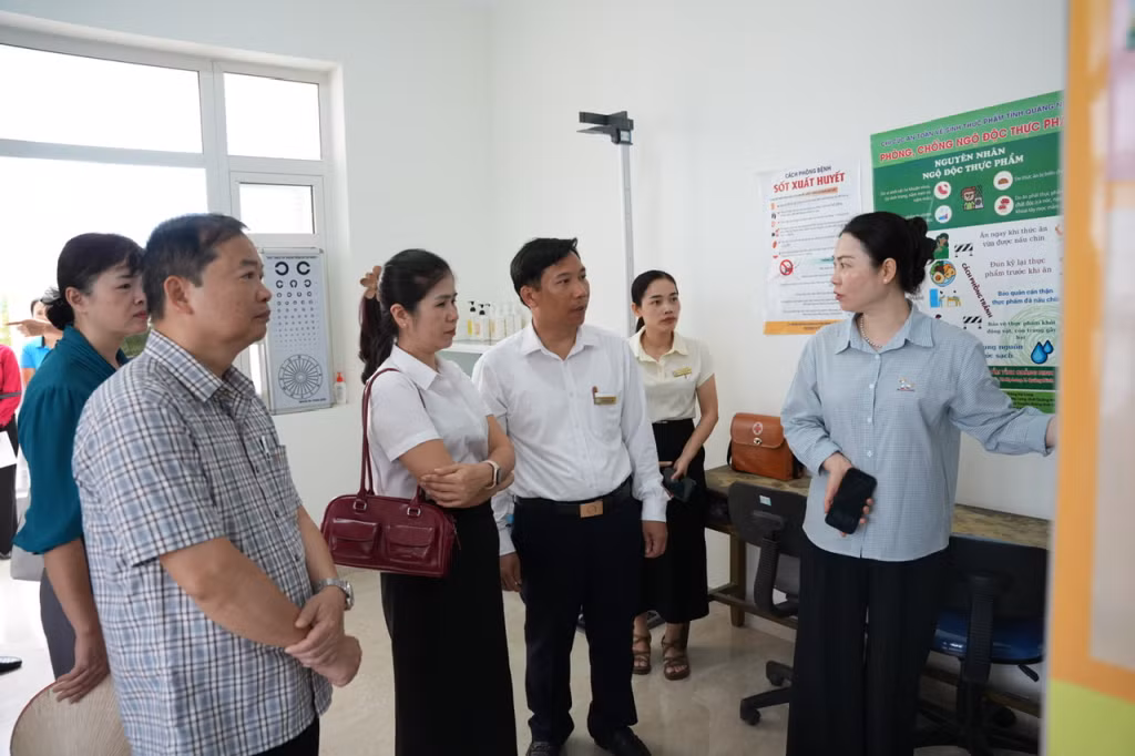 Đoàn công tác kiểm tra trang thiết bị y tế.