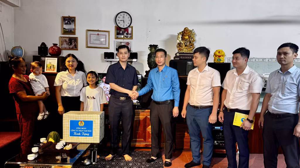 Công đoàn Công ty Than Nam Mẫu - TKV thăm, tặng quà gia đình thợ mỏ tiêu biểu.