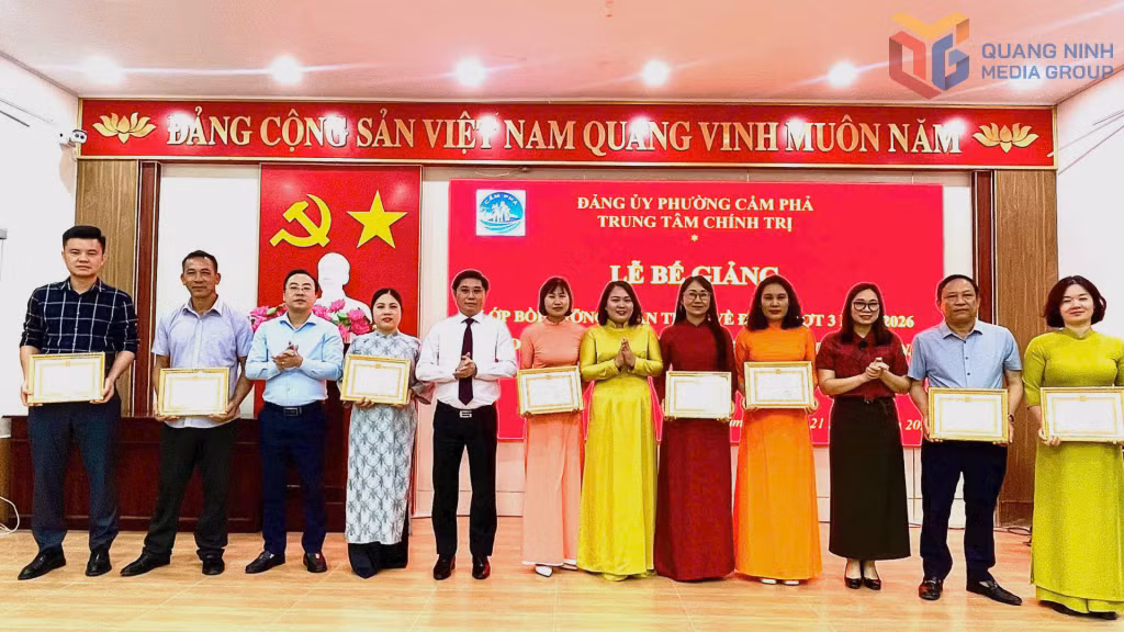 Trung tâm bồi dưỡng chính trị phường Cẩm Phả trao giấy chứng nhận bồi dưỡng nhận thức về đảng đợt 3 năm 2026.