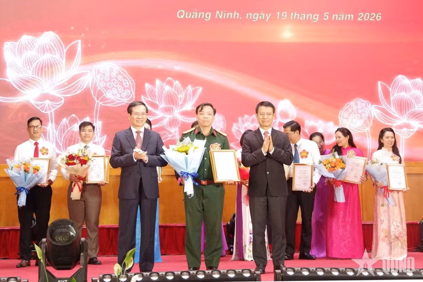 Ban Tổ chức Hội thi chung khảo báo cáo viên giỏi năm 2026 trao giải Nhất cho Trung tá Phan Xuân Thưởng, Phó Chủ nhiệm Chính trị, Ban Chỉ huy PTKV 5 - Quảng Yên thuộc Đảng Bộ Quân sự tỉnh. Ảnh: Nhân vật cung cấp