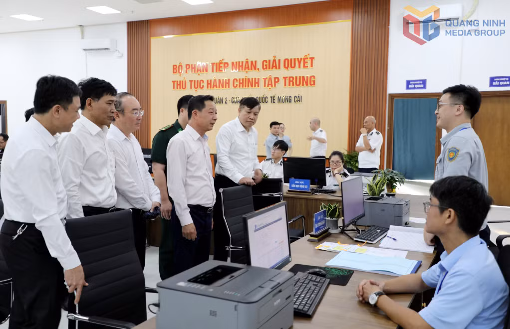 Đồng chí Lê Văn Ánh, Phó Chủ tịch UBND tỉnh cùng lãnh đạo một số sở, ngành tham quan Bộ phận tiếp nhận, giải quyết TTHC tập trung tại khu vực Bắc Luân II. Ảnh: Mạnh Trường