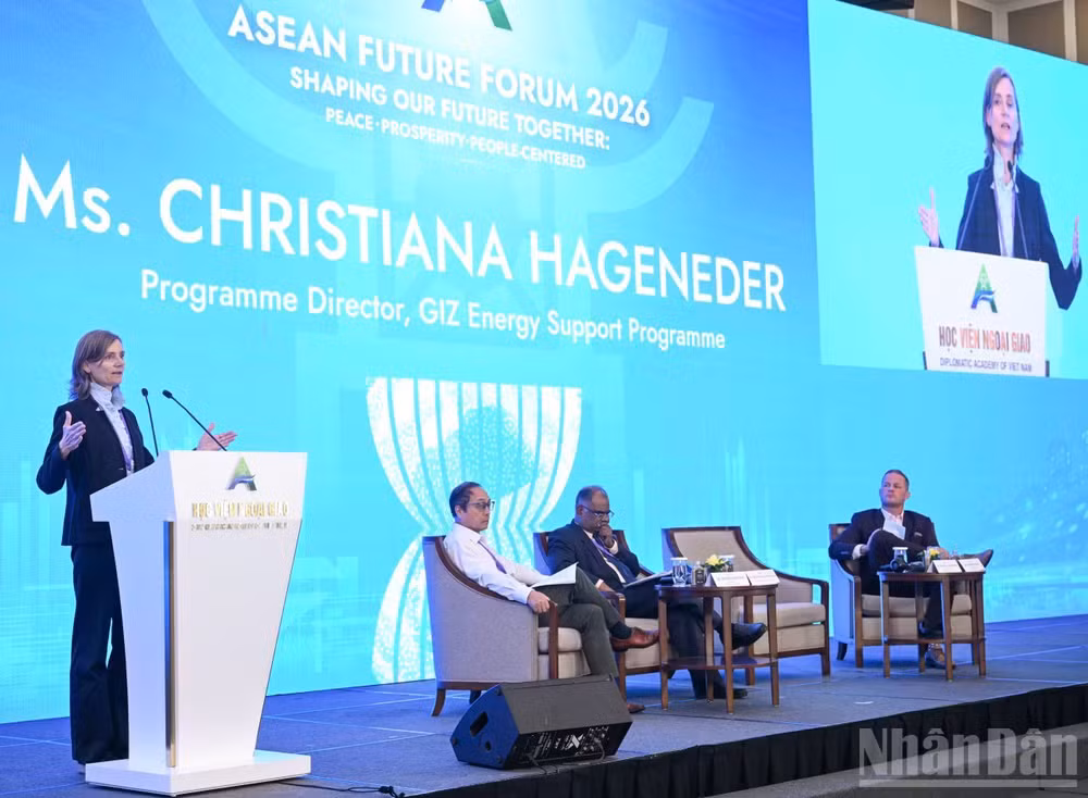 Bà Christiana Hageneder, Giám đốc Chương trình Hỗ trợ năng lượng của GIZ nêu ý kiến tại diễn đàn. (Ảnh: TRẦN HẢI)