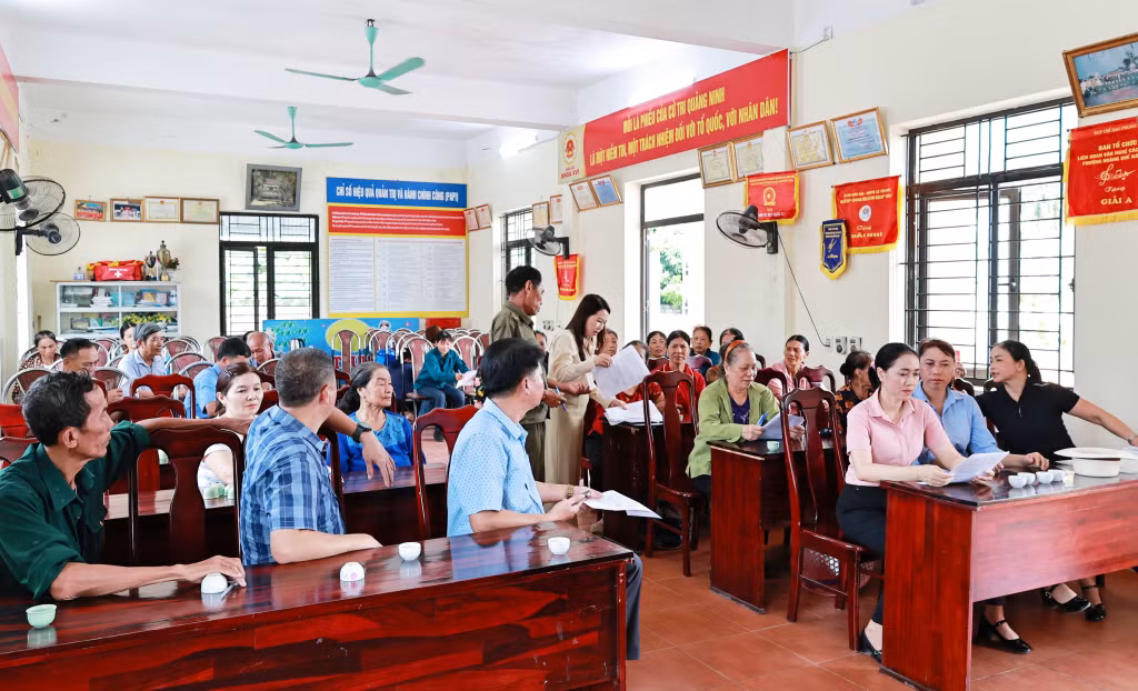Thành viên Đoàn giám sát tiến hành thu thập ý kiến của người dân phường Hoàng Quế về các dự án triển khai trên địa bàn.