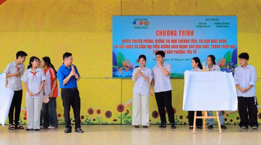 Học sinh Trường TH&amp;THCS Phương Đông (phường Yên Tử) được tuyên truyền về an toàn mạng trước kỳ nghỉ hè. Ảnh Hoàng Giang