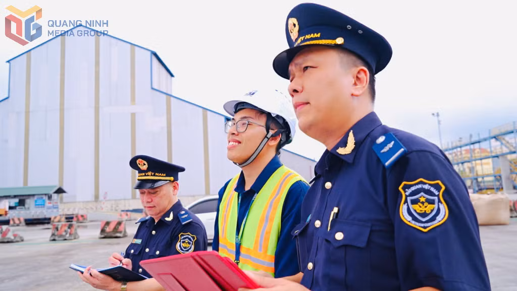 Công chức Hải quan cửa khẩu cảng Hòn Gai giám sát hoạt động xuất, nhập hàng hóa tại cảng Cái Lân.