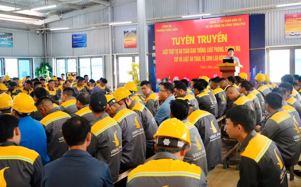 Chuyên viên Sở Nội vụ tuyên truyền về Luật An toàn vệ sinh lao động.
