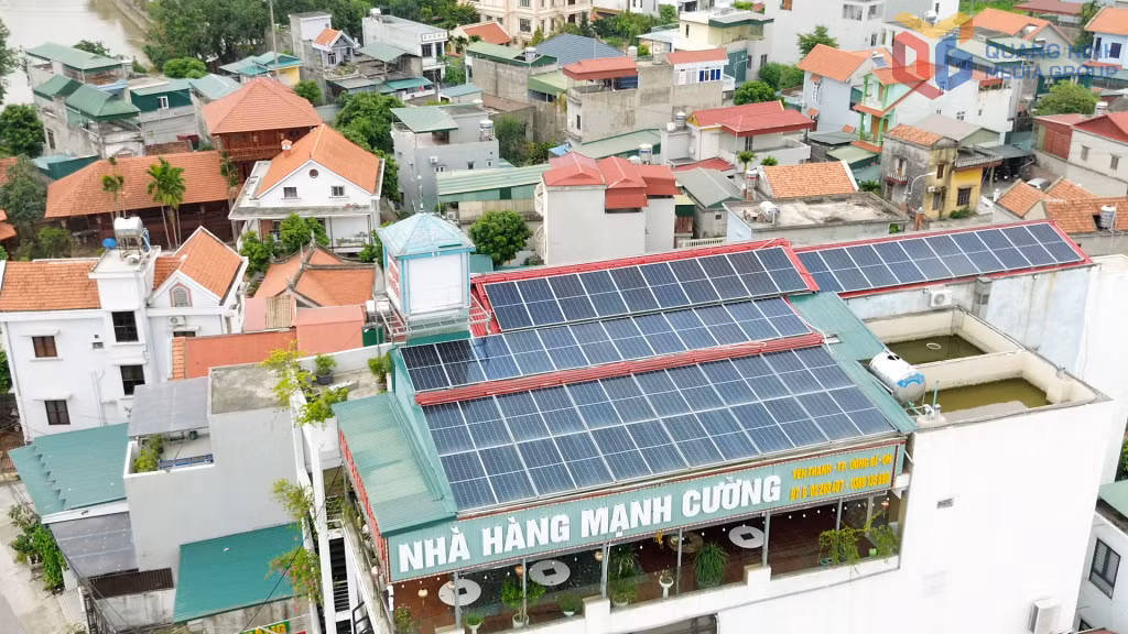 Việc sử dụng điện mặt trời mái nhà có pin lưu trữ giúp Nhà hàng Mạnh Cường (phường Uông Bí) tiết kiệm khoảng 60% chi phí tiền điện so với trước đây.
