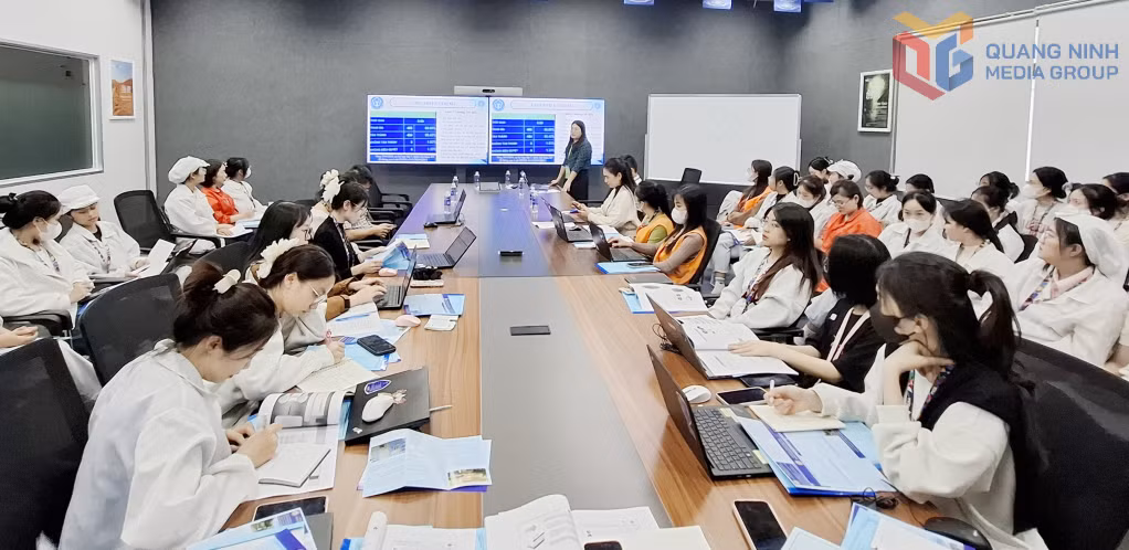 Công nhân, người lao động và người sử dụng lao động Công ty TNHH Kỹ thuật điện tử Tonly Việt Nam (KCN Đông Mai) tham gia hội nghị tuyên truyền, đối thoại về Luật BHXH năm 2024, hợp đồng lao động và tiền lương do BHXH tỉnh và Sở Nội vụ tổ chức, tháng 11/2025