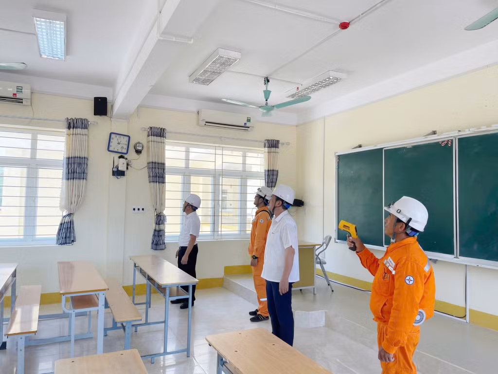 Công ty Điện lực Quảng Ninh kiểm tra các thiết bị điện tại điểm thi Trường THPT Quảng Hà (xã Quảng Hà). Ảnh: Xuân Anh-CTV