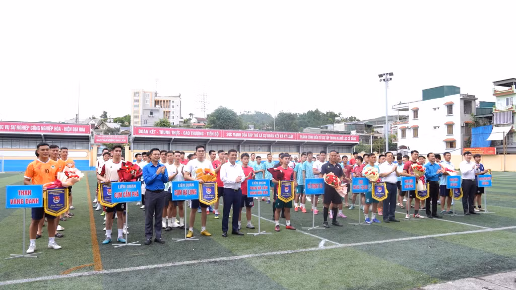 Ban tổ chức tặng hoa và cờ lưu niệm cho 8 đội bóng tham dự giải đấu 