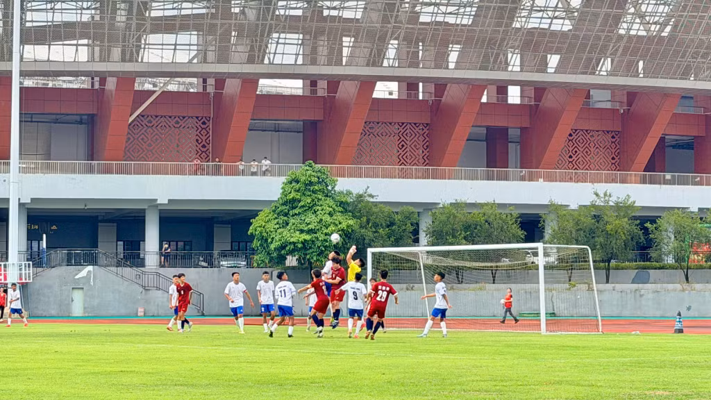 Đội bóng đá Thanh thiếu niên Quảng Ninh thắng đậm 6-0 trước đội U17 thành phố Bách Sắc (Trung Quốc) ngay trong ngày khai mạc giải đấu.