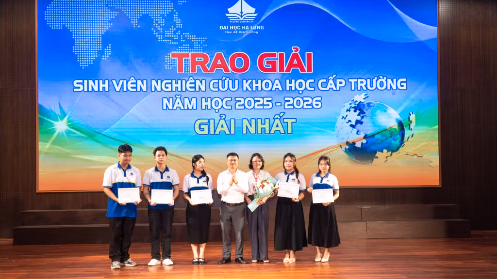 Tiến sĩ Nguyễn Đức Tiệp, Bí thư Đảng ủy, Hiệu trưởng Trường Đại học Hạ Long trao giải cho nhóm tác giả đoạt giải Nhất Cuộc thi.