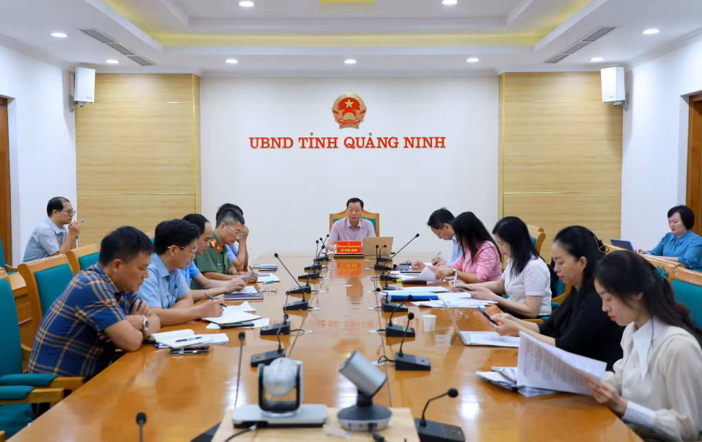Đồng chí Phó Chủ tịch UBND tỉnh Lê Văn Ánh nghe và cho ý kiến về phương án triển khai hệ thống điện mặt trời mái nhà và trang bị điều hòa tại các cơ sở giáo dục công lập.