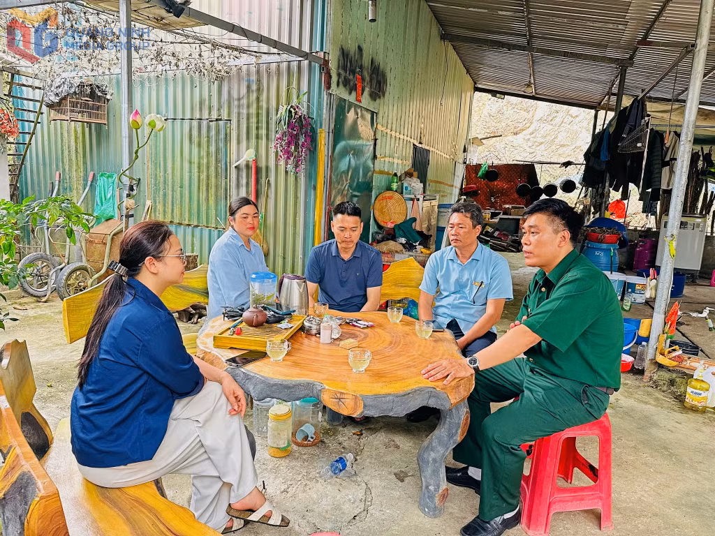 Chị Đặng Thị Oanh được cán bộ xã Hải Sơn tuyên truyền, vận động hiến đất làm đường giao thông.