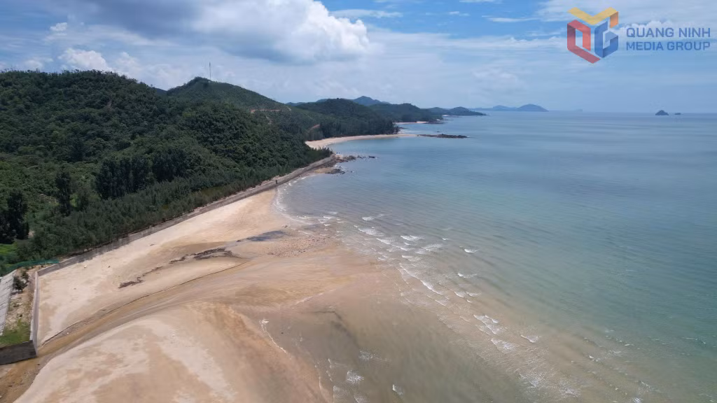 Cái Chiên với nhiều bãi tắm đẹp, hoang sơ.