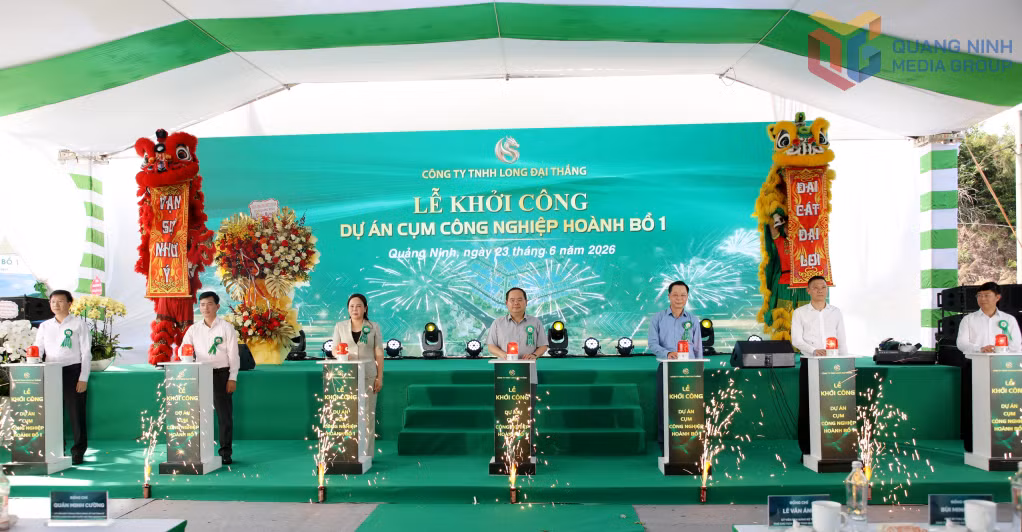Các đồng chí lãnh đạo tỉnh cùng các đại biểu bấm nút khởi công Dự án Cụm công nghiệp Hoành Bồ 1 vào ngày 23/6.