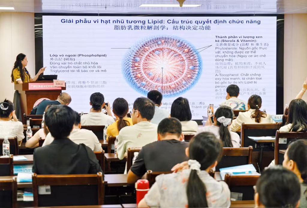 Bác sĩ CKII Nguyễn Thu Hà, Trưởng Khoa Sơ sinh, Bệnh viện Sản Nhi Quảng Ninh được mời tham gia giảng dạy về hỗ trợ dinh dưỡng toàn phần qua đường tĩnh mạch cho trẻ sơ sinh nguy kịch và sinh non, tại thành phố Nam Ninh (Quảng Tây, Trung Quốc).