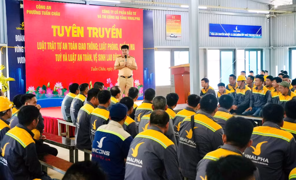Người lao động của Công ty CP Đầu tư và Thi công hạ tầng Vinanpha được tuyên truyền, phổ biến về Luật Trật tự an toàn giao thông.