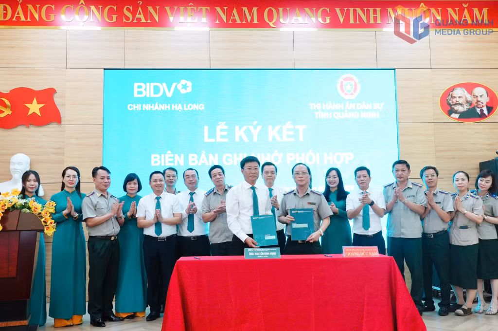 Lãnh đạo Thi hành án dân sự tỉnh và lãnh đạo BIDV chi nhánh Hạ Long trao biên bản ghi nhớ hợp tác.