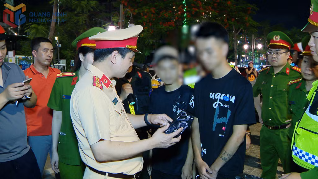 Ngoài xử phạt hành chính, các trường hợp thanh thiếu niên vi phạm TTATGT sẽ được xác minh, xử lý hình sự khi có dấu hiệu càn quấy, gây rối trật tự công cộng.