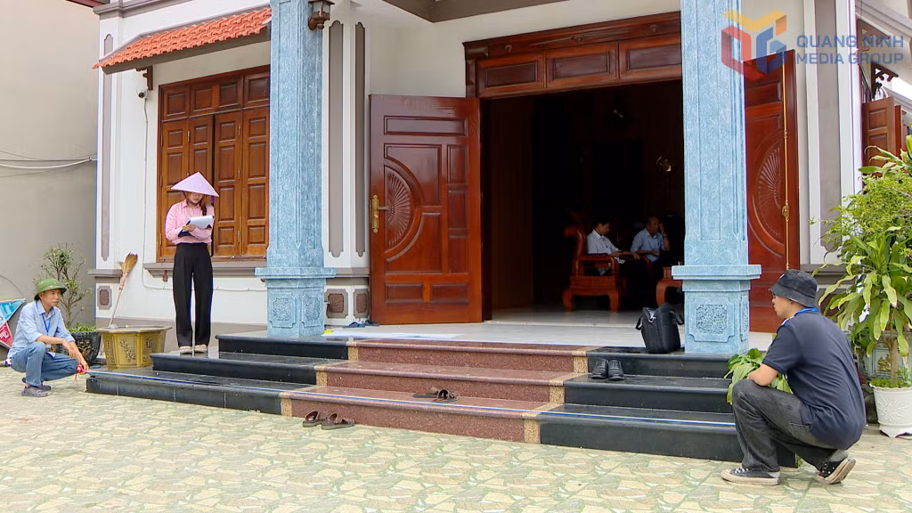 Cán bộ Trung tâm Cung ứng dịch vụ phường Yên Tử kiểm đếm tài sản hộ dân bị ảnh hưởng bởi dự án đường sắt tốc độ cao Hà Nội - Quảng Ninh.