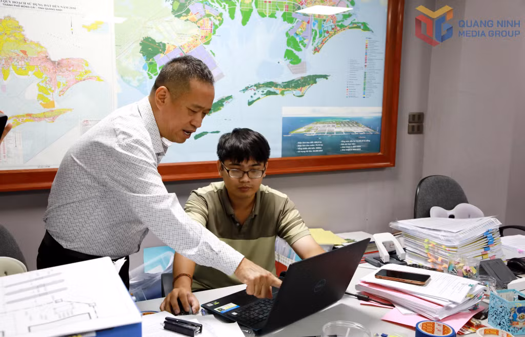 Bí thư Chi bộ, Chủ tịch HĐQT Công ty CP XNK Quốc tế Tân Đại Dương trao đổi với nhân viên Công ty về kế hoạch sản xuất, kinh doanh của đơn vị.