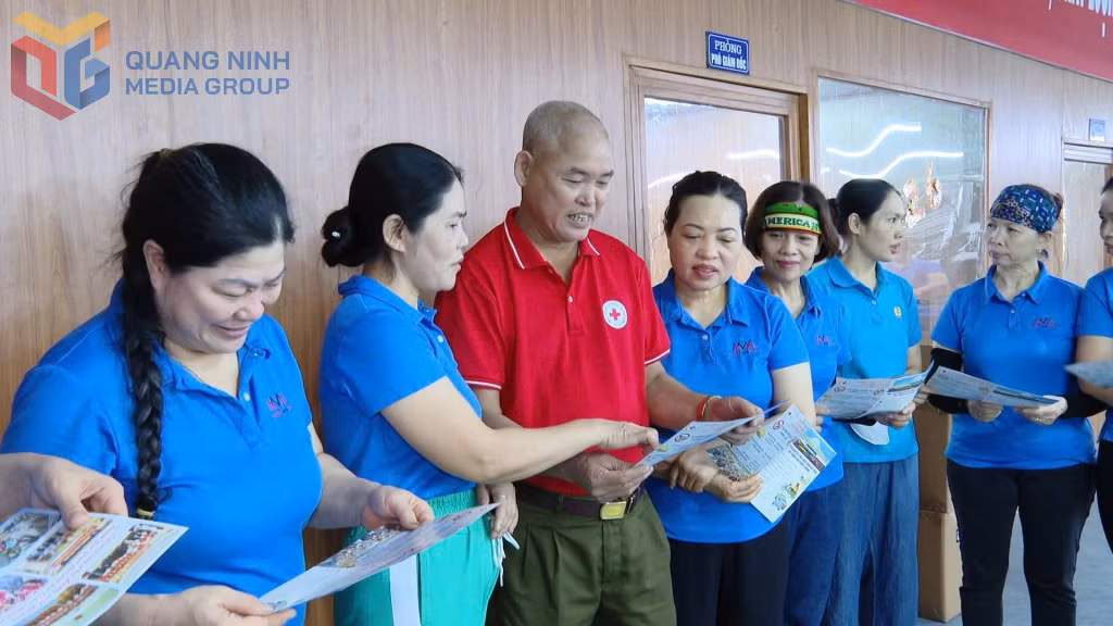 Cán bộ Hội CTĐ phường Mạo Khê tuyên truyền Luật Trật tự, ATGT cho người lao động của Công ty TNHH Sao Mai trên địa bàn.