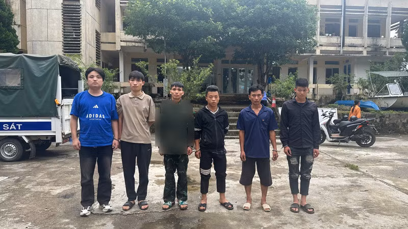 Các đối tượng tại cơ quan công an. Ảnh: Công an xã Trà Lĩnh