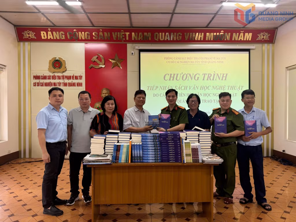 Văn nghệ sĩ Quảng Ninh tặng sách cho thư viện của Cơ sở Cai nghiện ma tuý tỉnh.