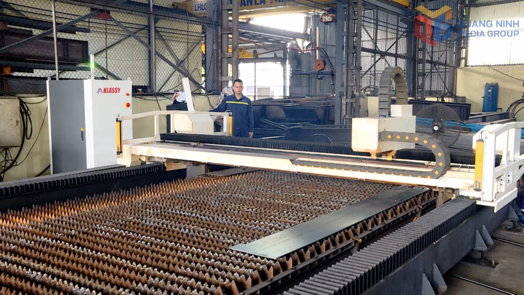 Công ty Cổ phần Lê Hoàng Long đầu tư máy cắt CNC laser mới hiện đại, nâng công suất cắt các chi tiết, thành phẩm.
