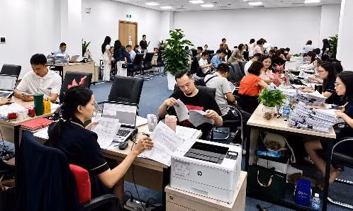 Khách hàng nườm nượp tới ký hợp đồng mua bán tại văn phòng bán hàng Hà Nội.