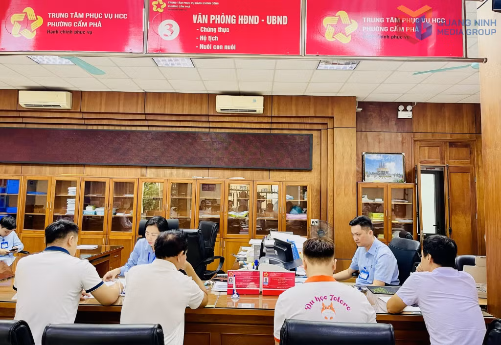 Tiếp nhận và giải quyết TTHC cho người dân, doanh nghiệp tại Trung tâm Phục vụ HCC phường Cẩm Phả.
