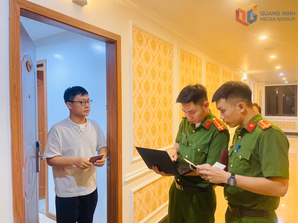 Công an xã Quảng Hà kiểm tra tình hình lưu trú trên địa bàn.