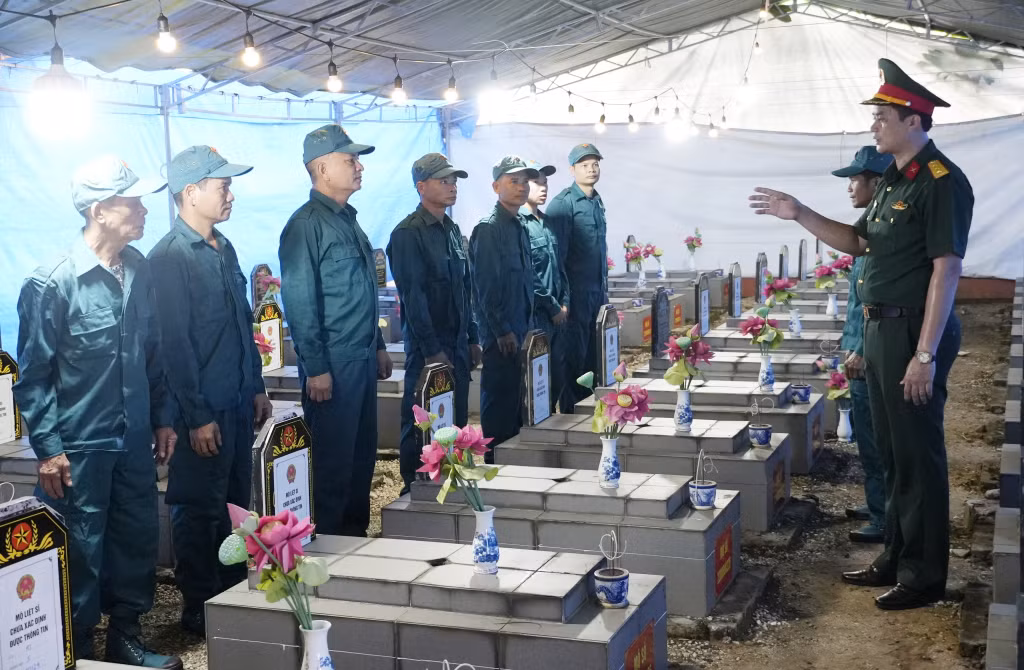 Chỉ huy Ban CHQS phường Uông Bí trao đổi quán triệt nội dung công việc tại khu vực khai quật lấy mẫu hài cốt liệt sĩ. 