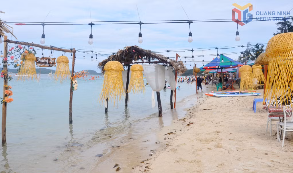 Cô Tô có nhiều bãi biển đẹp, thu hút du khách vào mùa hè.