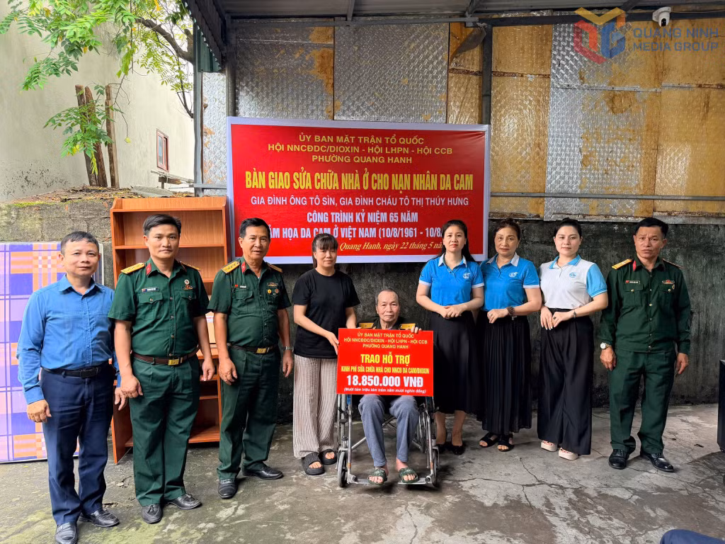 MTTQ phường Quang Hanh trao kinh phí hỗ trợ sửa chữa nhà ở cho hộ ông Tô Sìn, tổ 5, khu Nam Thạch A.