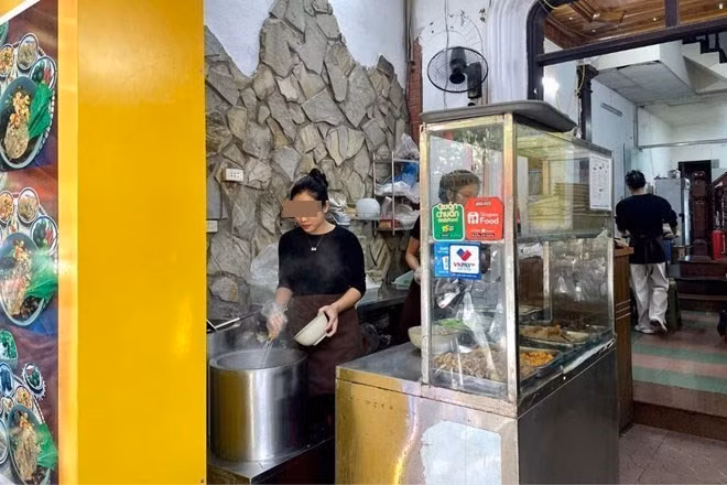 Hộ kinh doanh có doanh thu dưới 1 tỉ đồng/năm không bắt buộc dùng hóa đơn điện tử, nhưng phải xuất hóa đơn đầy đủ nếu đã đăng ký sử dụng với cơ quan thuế. Ảnh: Thanh Bình