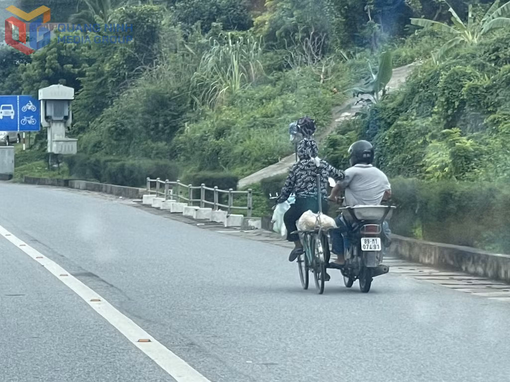 Một hình ảnh người tham gia giao thông mất an toàn cần xử lý nghiêm. Ảnh chụp ngày 28/5 tại đầu cầu Bãi Cháy.